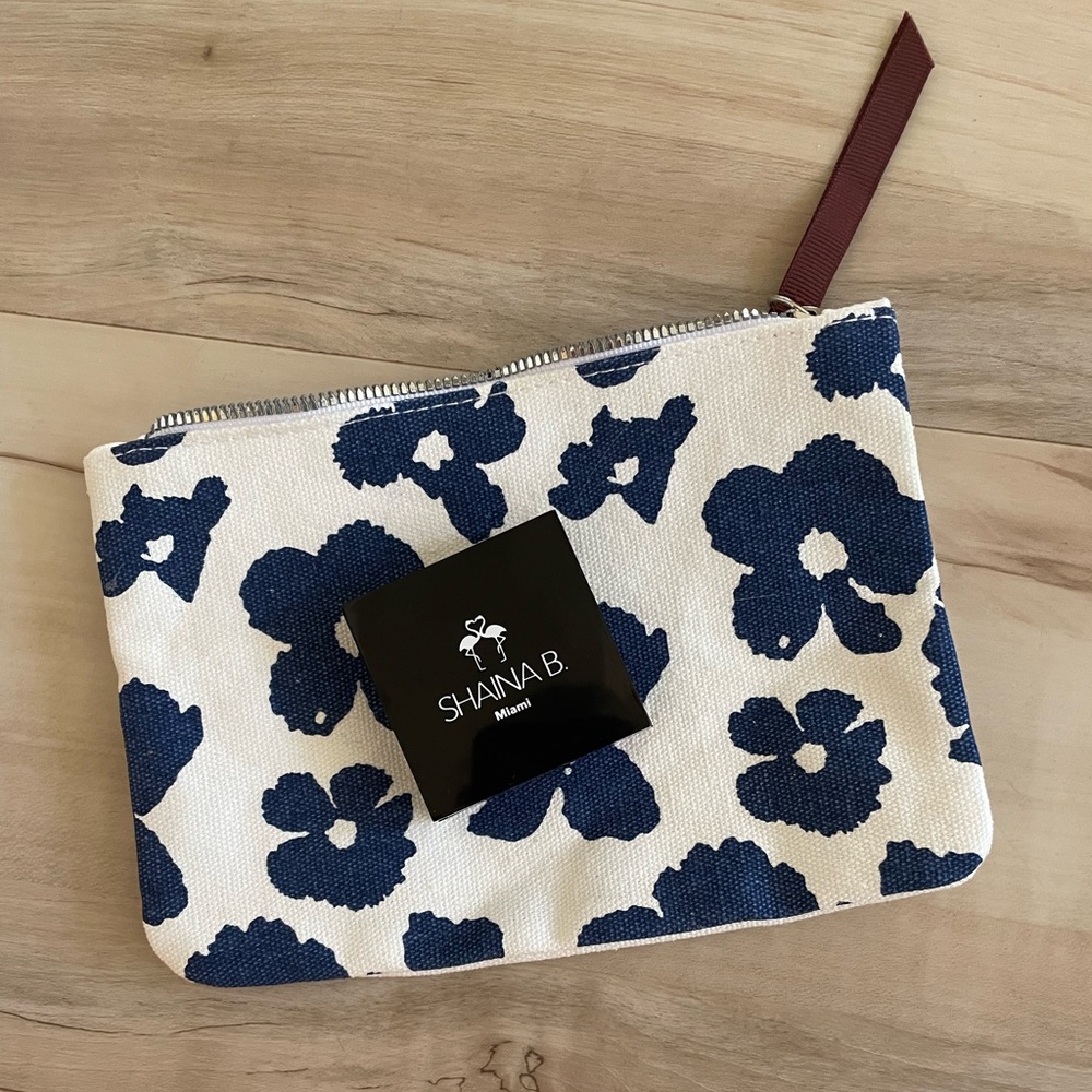 Shaina B Eye Shadow with Makeup Bag.